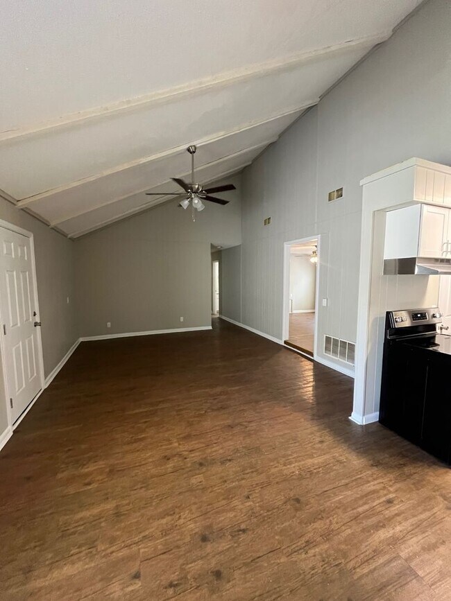 Building Photo - 198 Wendwood Dr