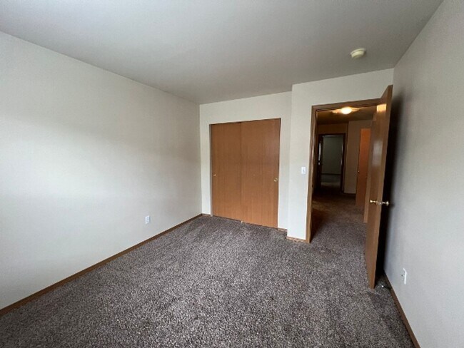 Building Photo - College Spring 3BD w/ New Carpet