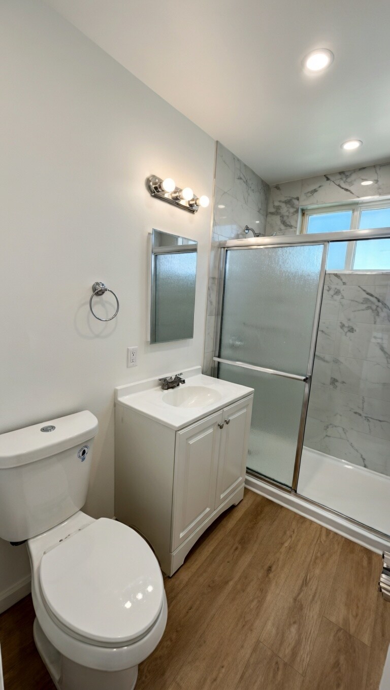 Building Photo - 323 E Chestnut St