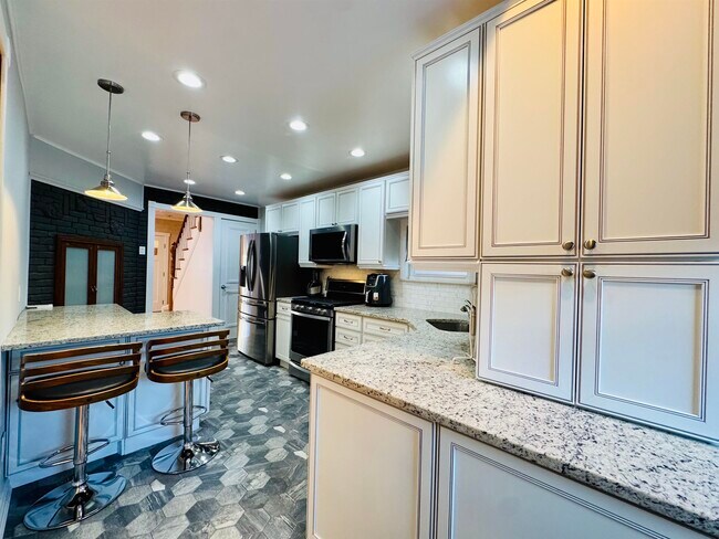 Building Photo - 16 W 51st St