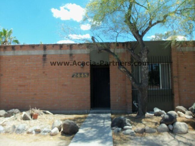 Primary Photo - Sam Hughes Close to U of A and Himmel Park