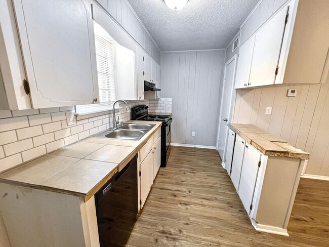 Building Photo - 8917 Tanya Dr