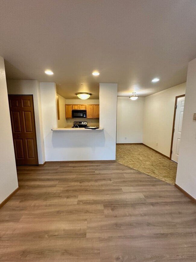 Building Photo - Lovely 2 bedroom 1.5 bath condo