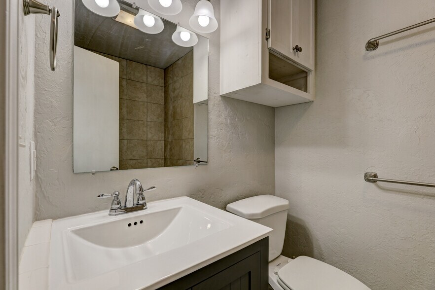 Full Bath (shower shown in mirror) - 1410 NW 10th Street