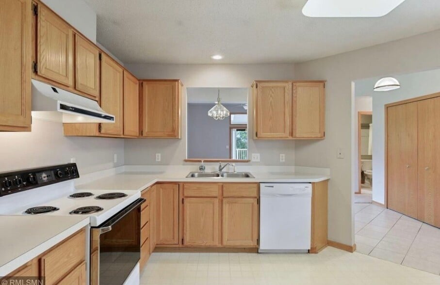 Building Photo - 520 Deer Ridge Ln S