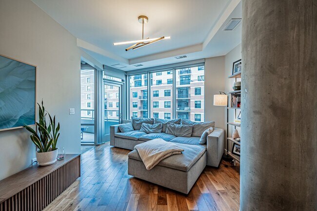 Building Photo - LUX 1BD, 1.5BA Lakehouse Condo with Bonus Den