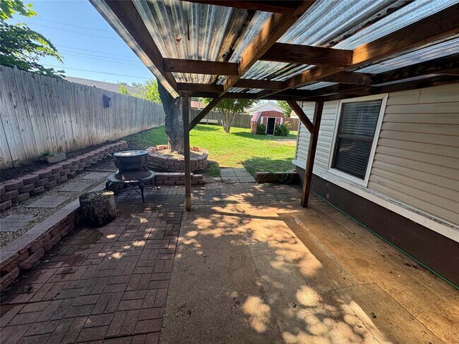 Building Photo - 211 Bluebird Dr