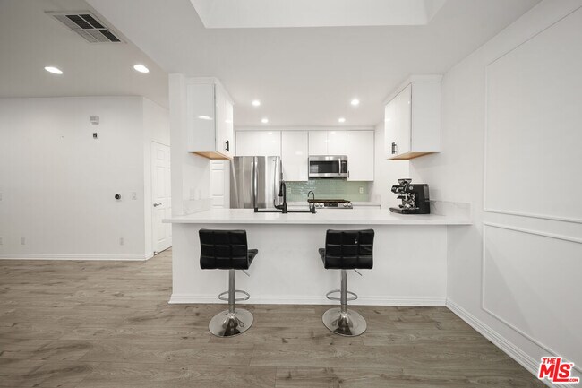 Building Photo - 812 N Hudson Ave