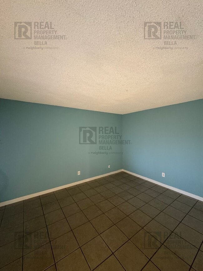 Building Photo - 55+ COMMUNITY- Charming 2-Bed, 2-Bath Home in Desirable 55+ Sunrise Community