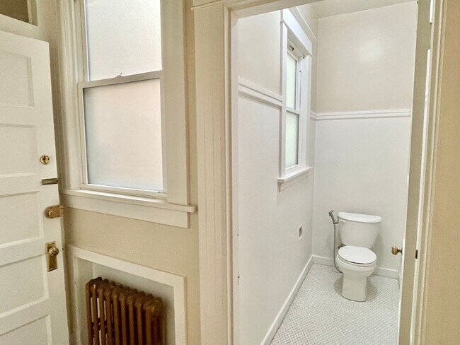 Building Photo - Charming Lower Nob Hill 1BR/1BA! Laundry! ...