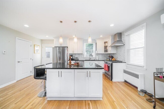 Building Photo - 118 W 46th St
