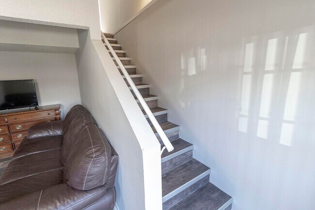 Building Photo - 201 Wheaton Ct