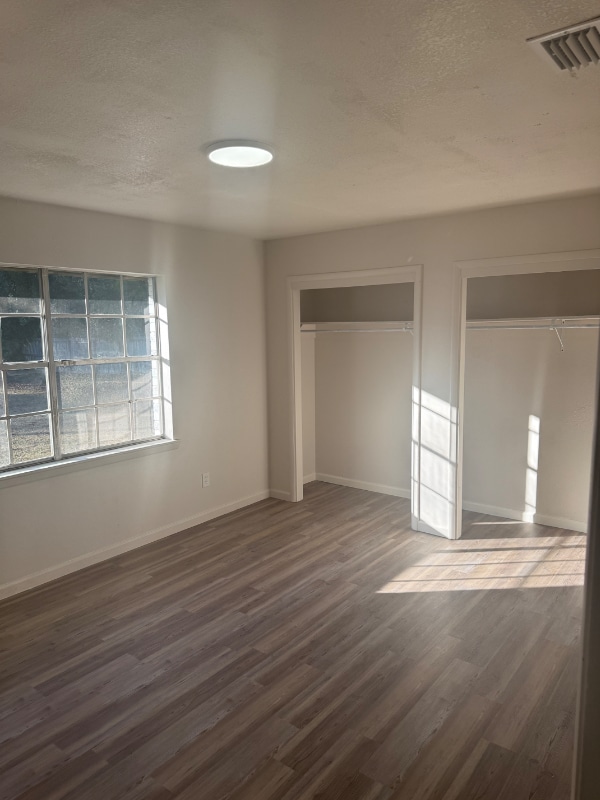 Building Photo - 910 Moran St