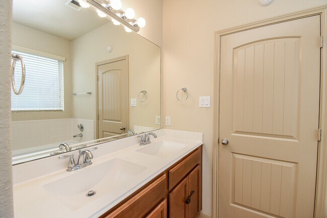 Building Photo - 2106 Harmon Crest Ct