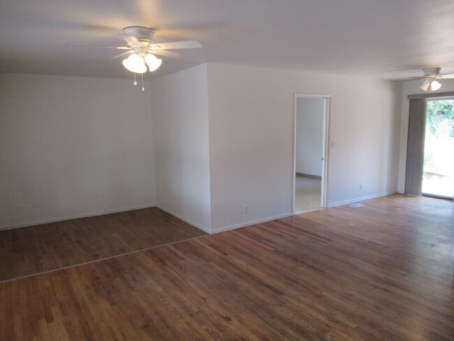 Building Photo - Three Bedroom Home in South Salem