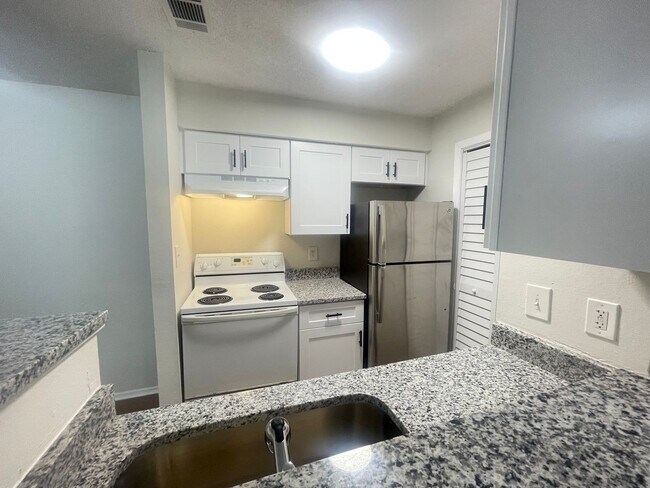 Building Photo - 1 Bed / 1 Bath Condo in Gated Comm. In Altamonte Springs, Available Now!!