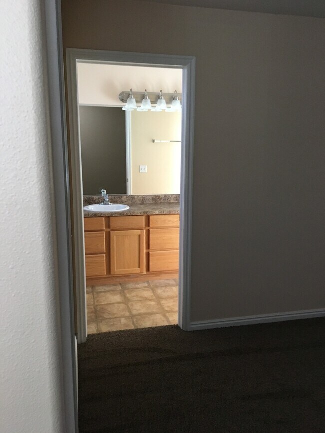 Building Photo - Nice Home in Quiet Community