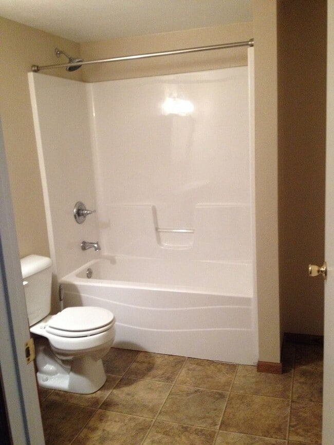 Building Photo - 3 Bed 1 Bath + Bonus Room and Yard
