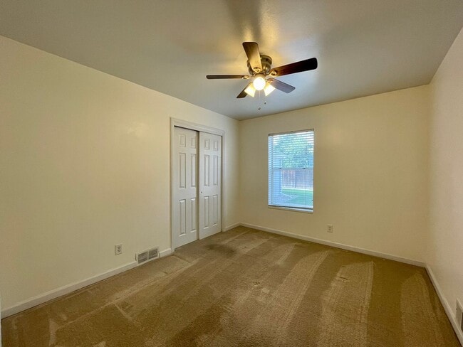 Building Photo - $0 DEPOSIT OPTION!  CHARMING 3BED/2BATH HARVEY PARK RANCH STYLE HOME!