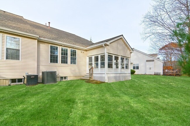 Building Photo - 17 Linkside Ct