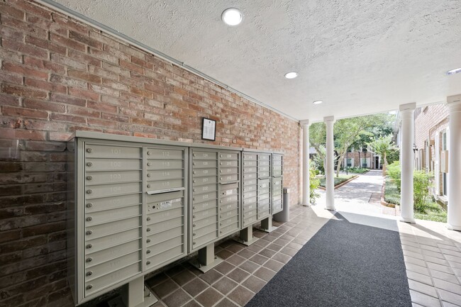 Building Photo - 361 N Post Oak Ln