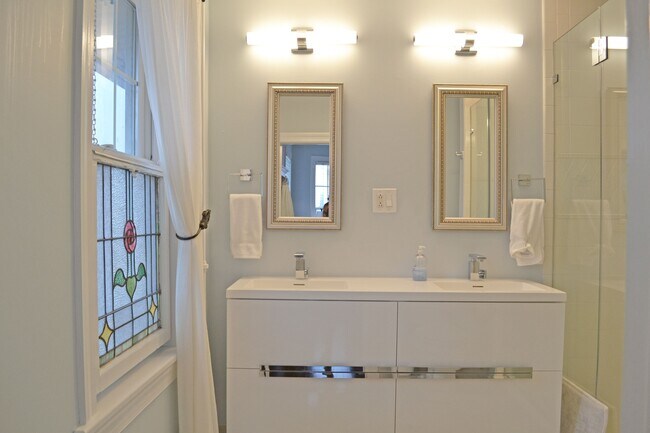 Building Photo - 16 S Somerset Ave