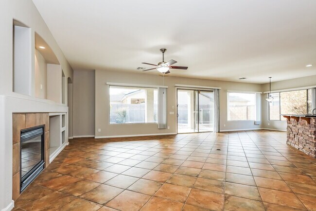 Building Photo - 3927 E Dubois Ave