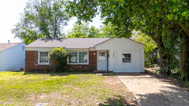 Building Photo - 4-Bedroom Must See!