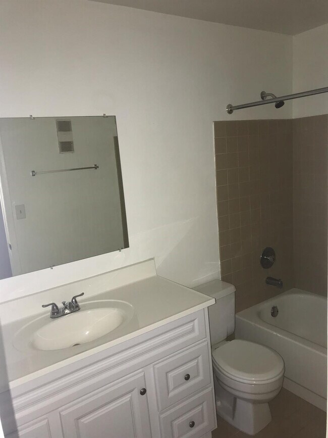 Building Photo - 819 NE 199th St