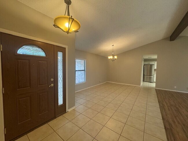 Building Photo - What a Gem! Spacious, Renovated 1-Story Ho...