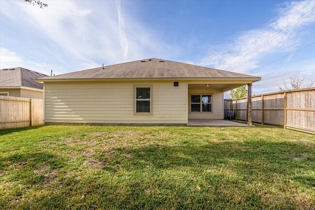 Building Photo - 627 E Fairway Lake Dr