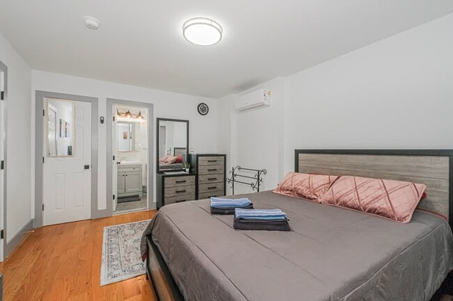 Building Photo - 479 Putnam Ave