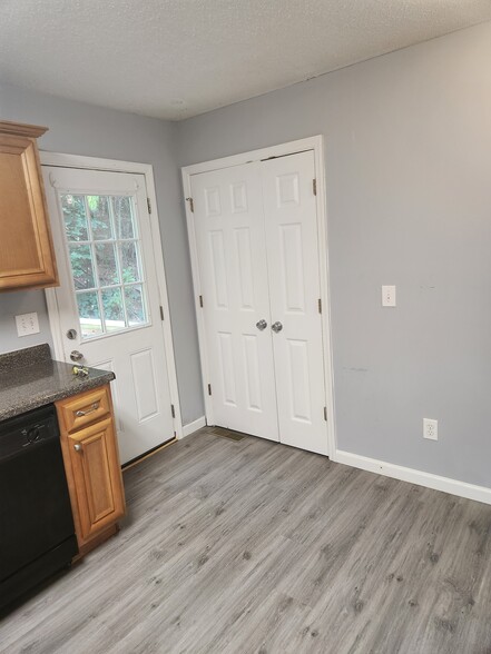 Building Photo - 531 Crest Dr SW