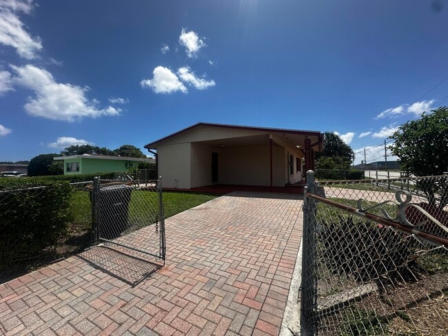 Building Photo - 3500 Lake Ave