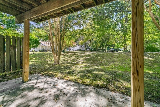 Building Photo - Bright 2 Bedroom Townhome in Williamsburg VA with Finished Lower Level & Private Balcony