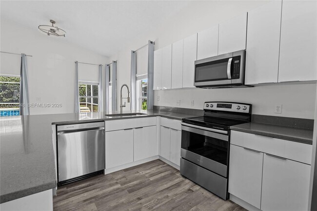 Building Photo - 434 Castlemain Cir