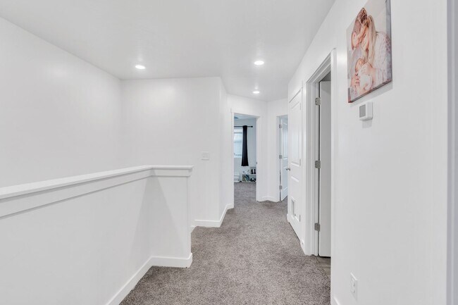 Building Photo - Lar-38 N Heading Row Saratoga Springs, UT 84043