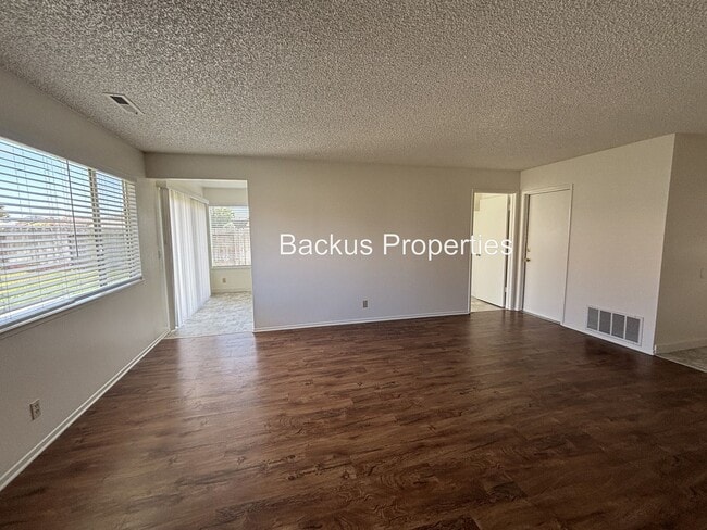Building Photo - Spacious fenced yard - Three bedroom home ...