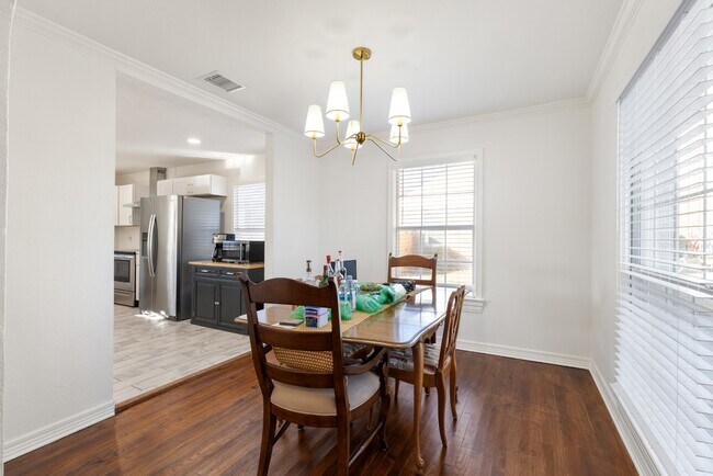 Building Photo - Updated Garland Home