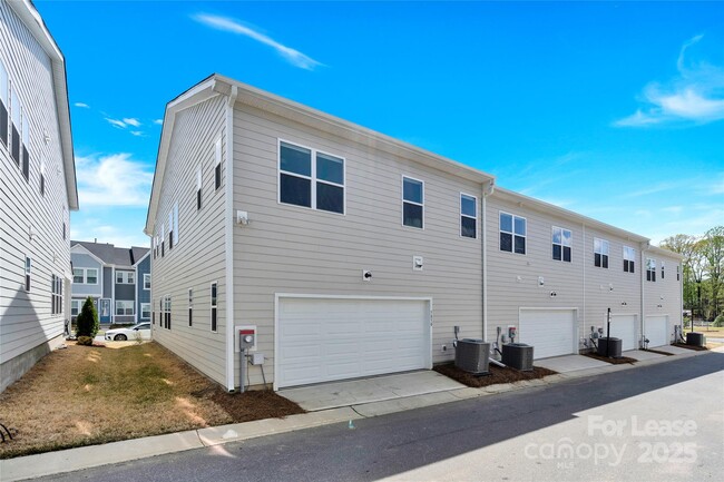 Building Photo - 5850 Strathmore Ct
