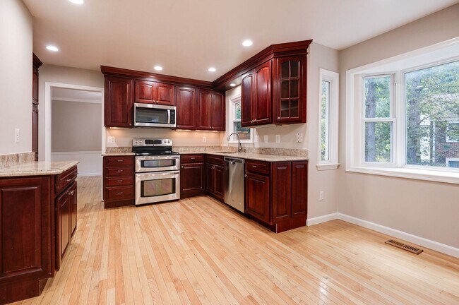 Building Photo - 3 Bedroom 2.5 Bath SFH in Fairfax for Rent!