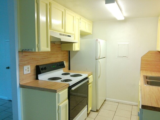 Building Photo - 5723 Crestmore Dr