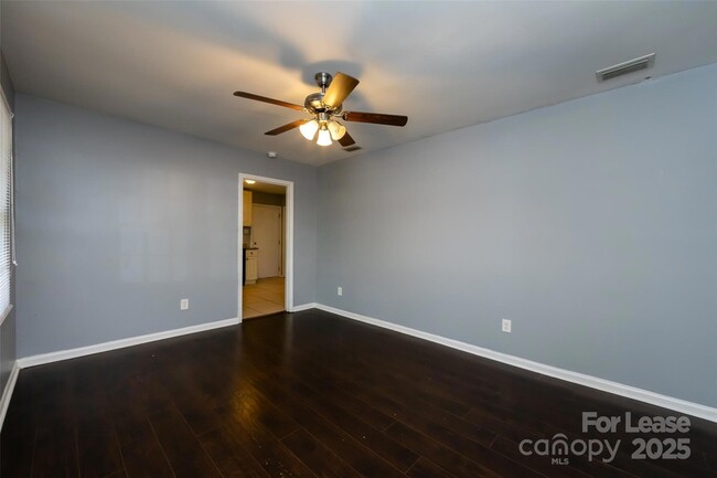 Building Photo - 4713 Belle Plaine Dr