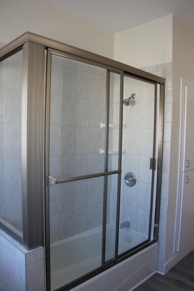 front bath - 1239 S Hudson Ave