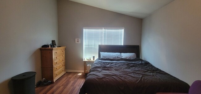 Building Photo - MODERN 3/2 w/ Garage, Fenced Yard, Washer/...