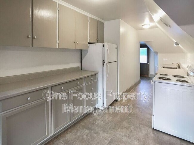Building Photo - 841 Diamond St