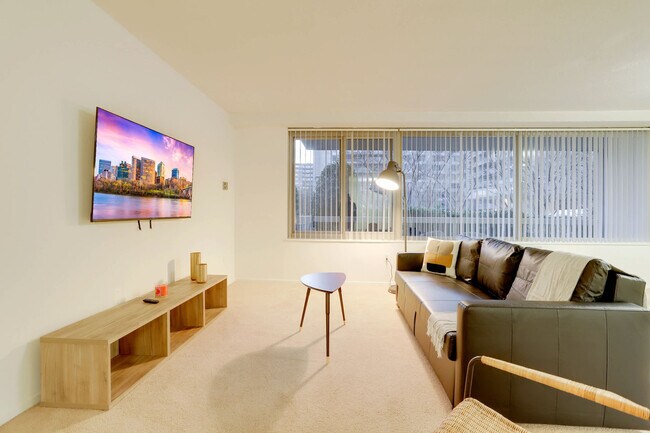 Building Photo - 1600 S Eads St