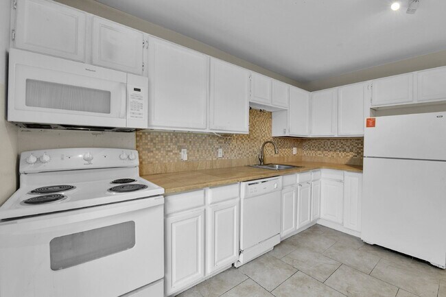 Building Photo - $1,800 - 2 Bed, 2.5 Bath End Unit in Auror...