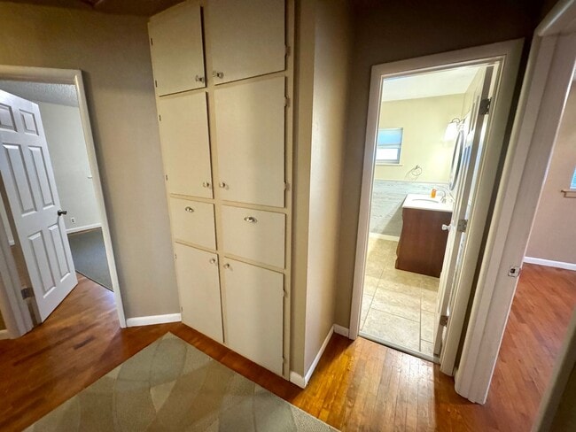 Building Photo - Charming 3-bedroom, 2-bath home on a corne...