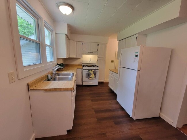 Building Photo - Three Bedroom Home in Marshall